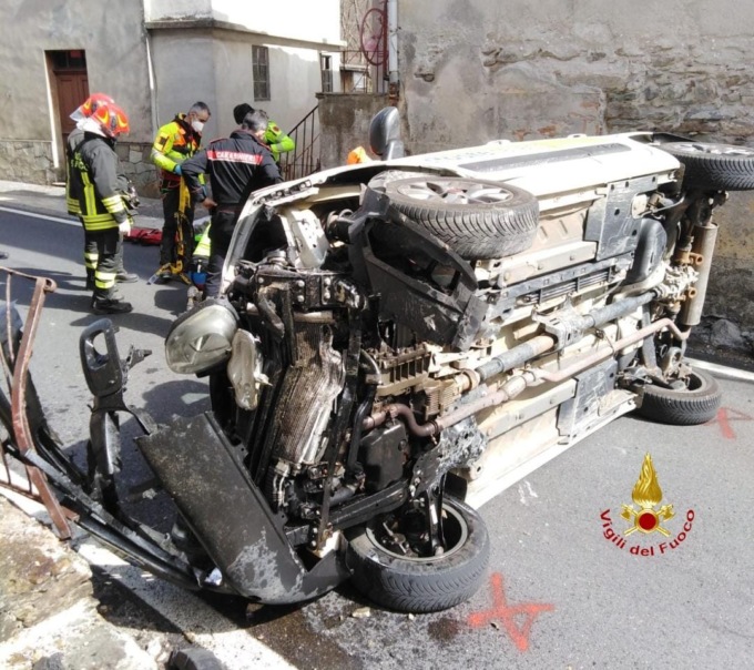 Prigioniero nell’auto ribaltata: portato in ospedale con l’elisoccorso