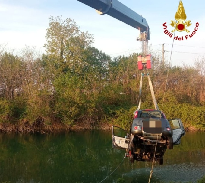 Una Panda recuperata dal Canale De Pretis