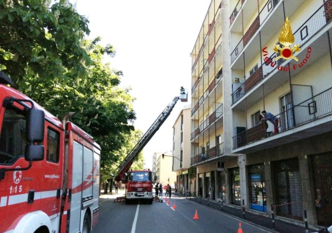 Crollo parziale in Corso Italia: traffico rallentato