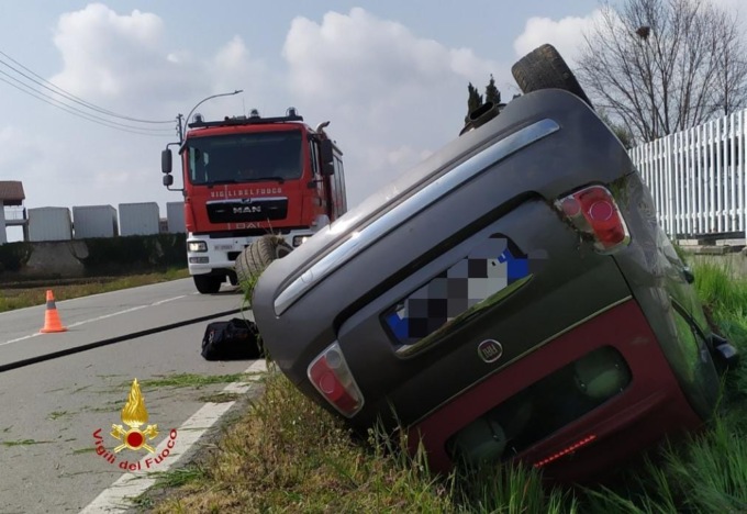 Esce di strada con la 500 e si rovescia in un fosso