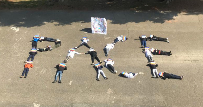 Il messaggio di pace degli alunni delle classi terze della Regina Pacis