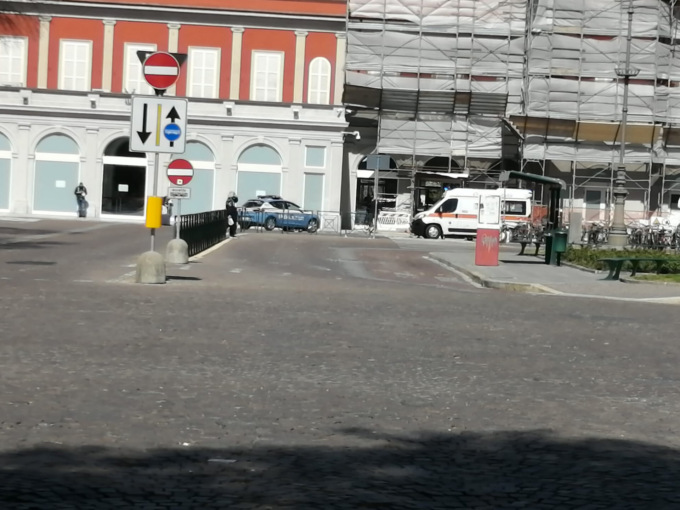 Persona accoltellata in stazione, soccorsa da Polizia e ambulanza