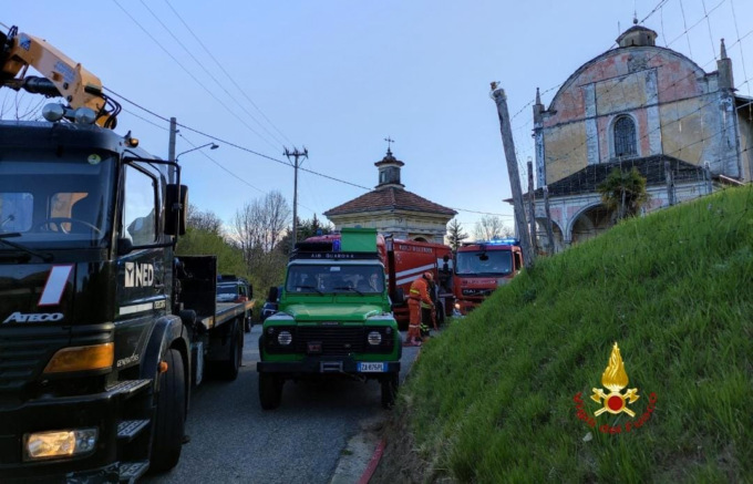 Incendio scaturito da cavi Enel divelti da alberi caduti per il forte vento