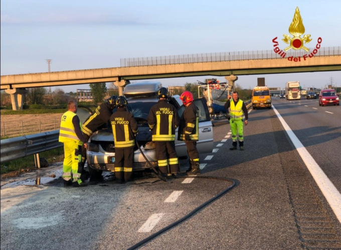 Auto in fiamme sull’A4 vicino a Balocco