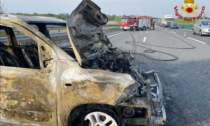 Auto in fiamme e traffico bloccato sull'A4 a Carisio, dopo lo scontro con un mezzo pesante,