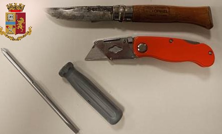 Coltello a serramanico, cacciative e taglierino nello zaino: denunciato 27enne