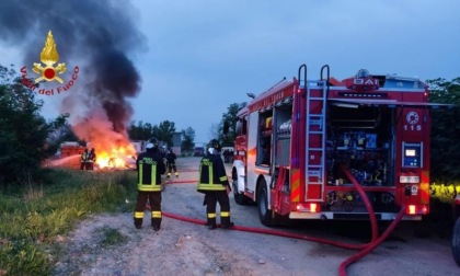 Incendio al campo nomadi di corso Matteotti: in fiamme una roulotte