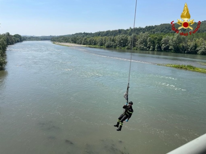 Tentato suicidio Trino: le foto e il video dei soccorsi