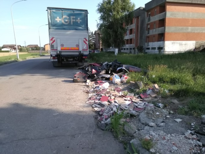 In via Egitto discarica a cielo aperto e cassonetto ribaltato