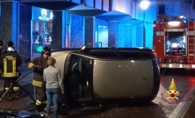 Auto capovolta dopo aver urtato un marciapiede