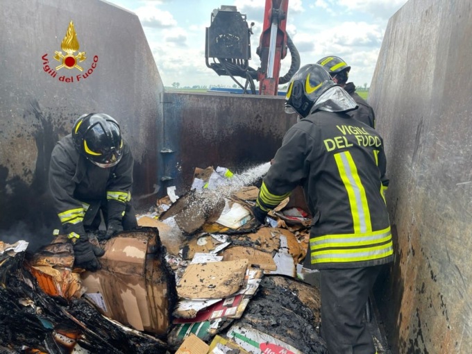 A fuoco il carico di cartone pressato di un autocarro sull’A26