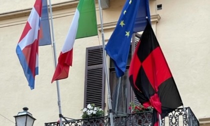 Bandiera del Milan sul municipio di Trino: la protesta di alcuni cittadini