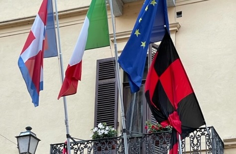Bandiera del Milan sul municipio di Trino: la protesta di alcuni cittadini