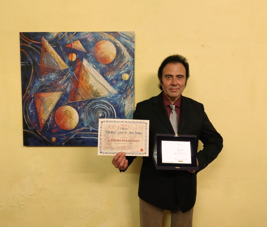 Massimo Paracchini con l'opera pubblicata e premiata