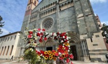 I vercellesi ammirano l'infiorata all'interno della Basilica di Sant'Andrea