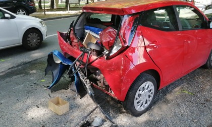 Schianto in corso De Gasperi gravi danni alle due auto coinvolte