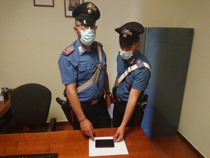 Picchia la convivente per derubarla: arrestato
