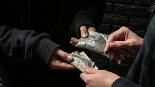 Ventiduenne nei guai per possesso di stupefacenti