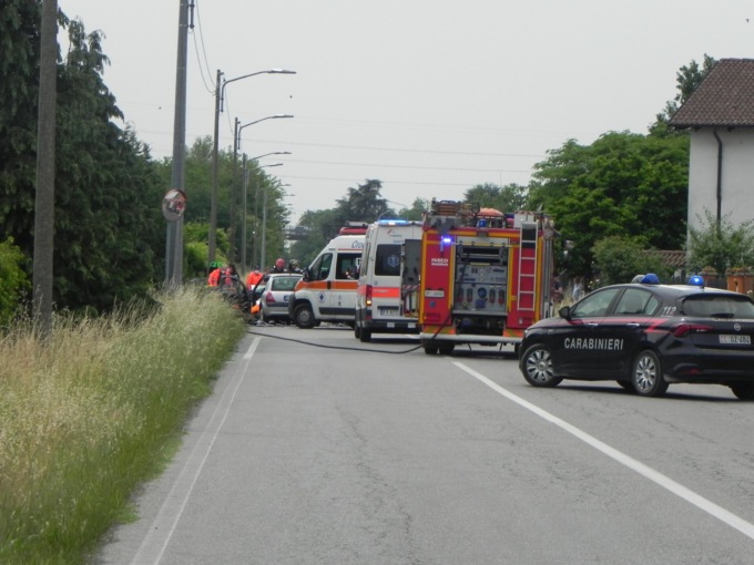 Scontro mortale fra due auto a Santhià, altre due persone portate in ospedale.