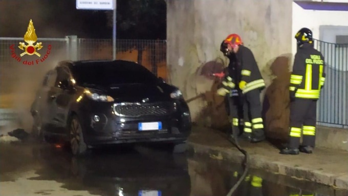 Auto in fiamme nella notte