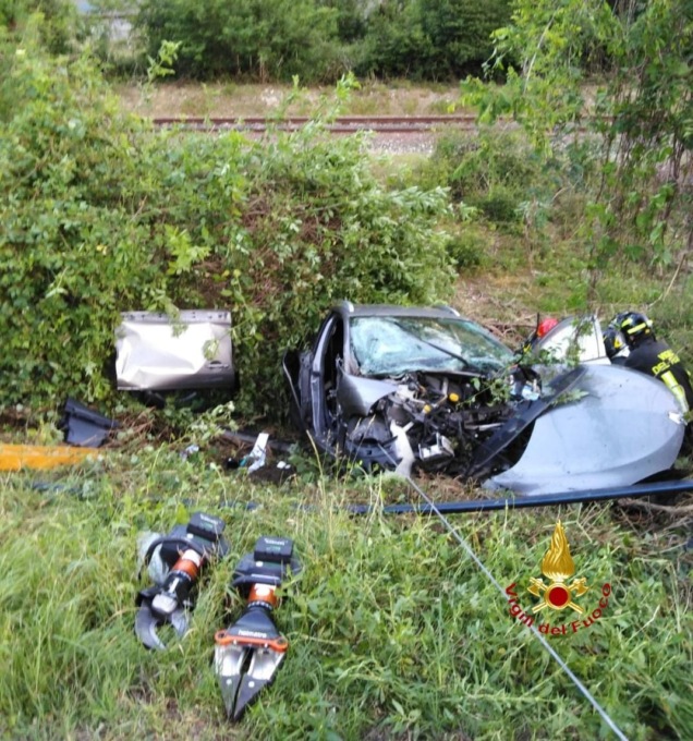 Auto nella scarpata: deceduto il ferito, un uomo di 45 anni