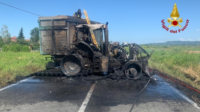 Mietitrebbia a fuoco tra Fontanetto e Crescentino