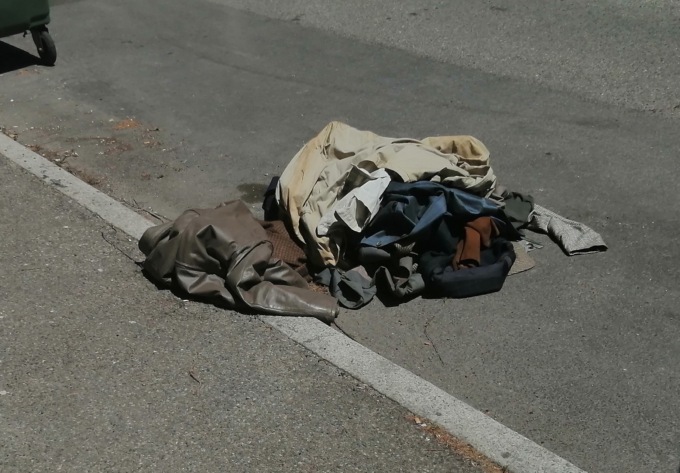 Vestiti buttati in strada da due giorni in via Pietro Micca