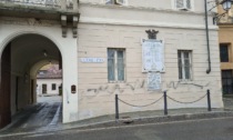 Un 77enne imbratta per vendetta edifici a Lamporo e Tronzano: denunciato