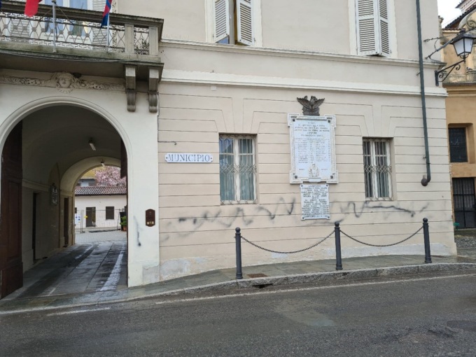 Un 77enne imbratta per vendetta edifici a Lamporo e Tronzano: denunciato