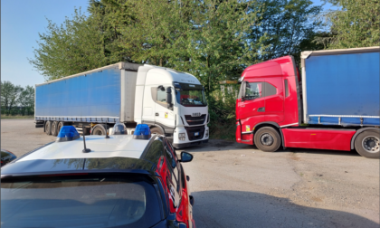 Rubavano il gasolio dai camion: denunciati quattro rumeni