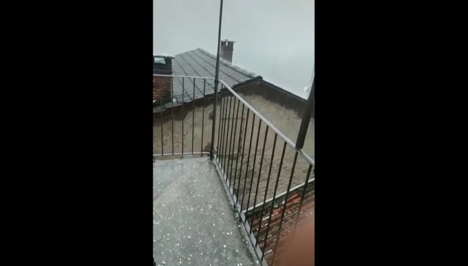 Avvisaglie temporalesche: in Valle Cervo chicchi di grandine come susine