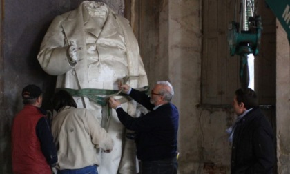 Statua di Cavour, la replica comunale: "Polemica faziosa, la sinistra cosa ha fatto per Leri?"