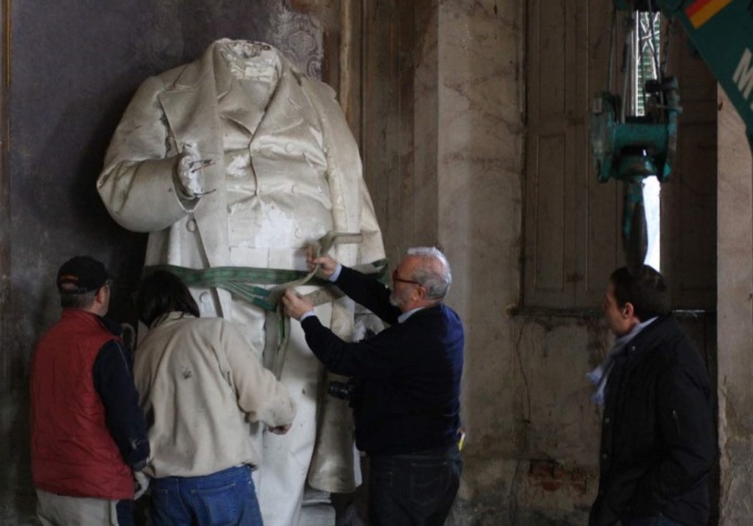Statua di Cavour, la replica comunale: “Polemica faziosa, la sinistra cosa ha fatto per Leri?”