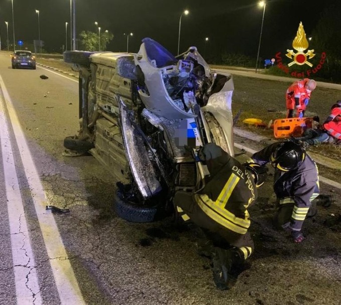 Urta un palo della luce e si capotta: un ferito a Palazzolo