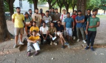 Profughi in piazza Mazzini: un nuovo gruppo ha dormito sull'erba