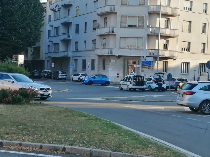 Donna in bici investita in piazza Solferino è in codice giallo