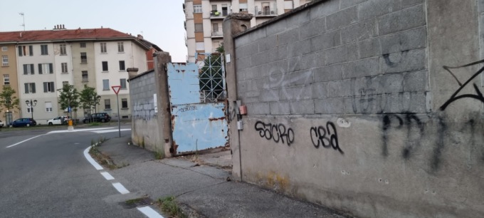 Ci sarebbe un furto dietro il portone forzato alla ex Montefibre