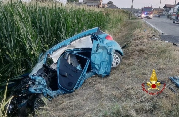 Carisio: scontro tra auto, due persone ferite