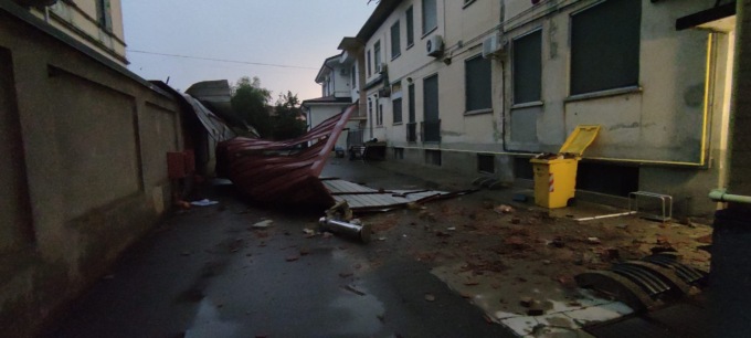 Borgo Vercelli: vola via un pezzo di tetto alla casa di riposo
