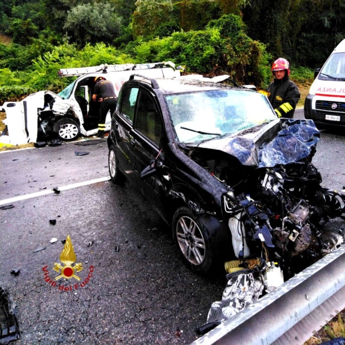 Tragico frontale: morta una donna, due feriti