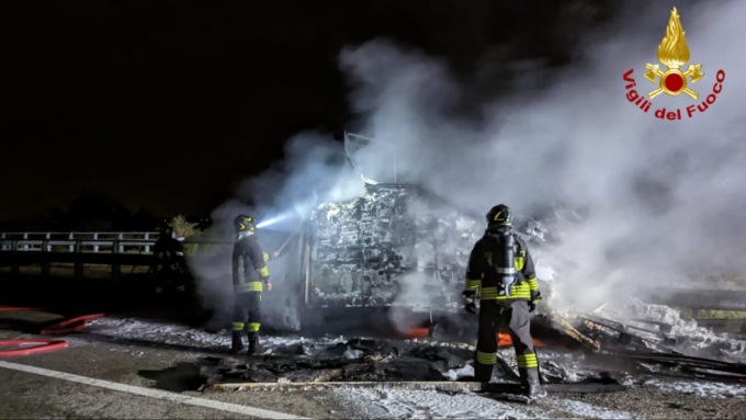 Furgone a fuoco nella notte