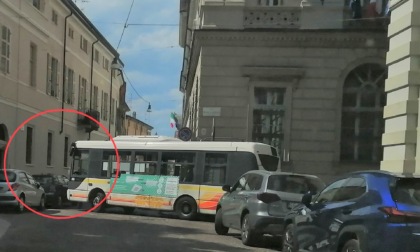 Parcheggio demenziale in via Duomo blocca il passaggio del bus navetta