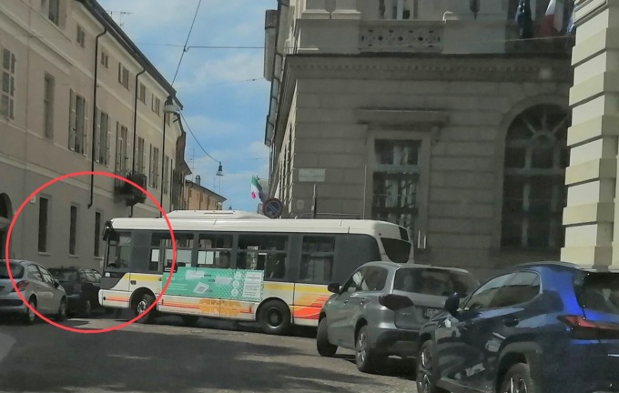 Parcheggio demenziale in via Duomo blocca il passaggio del bus navetta
