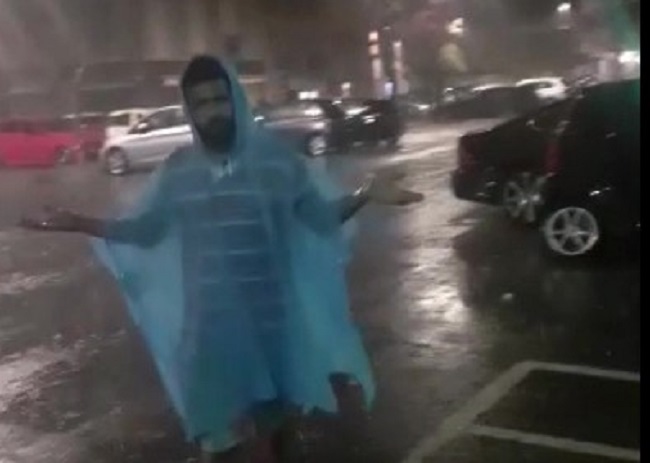 Profughi al riparo dal diluvio sotto i portici del municipio