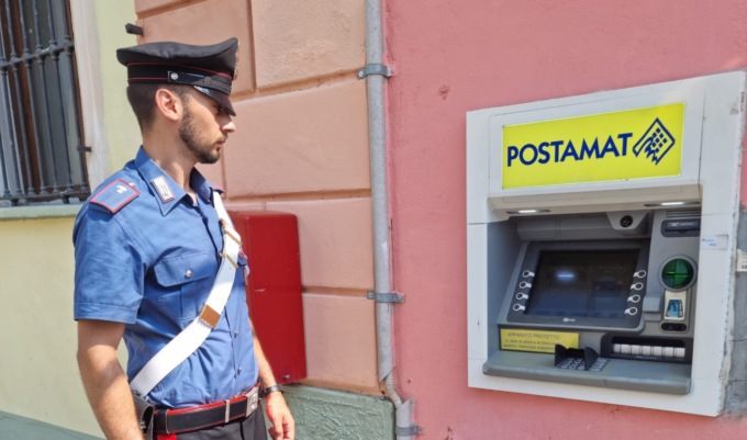 Donna truffata col trucco del postamat: tre persone denunciate