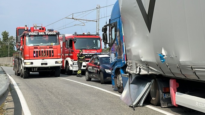 Tir perde il carico a Crescentino: strada del Monferrato chiusa