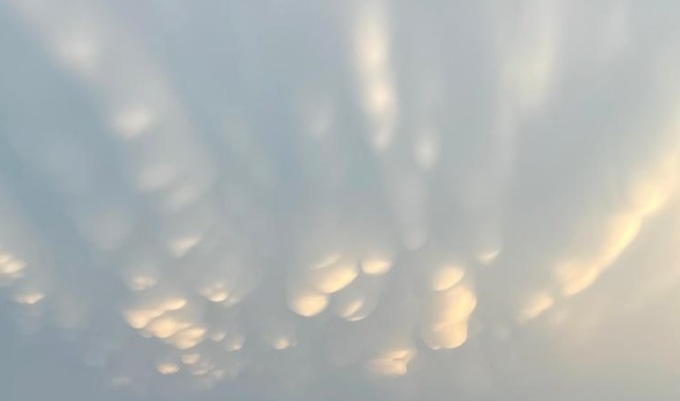 La foto curiosa: le nubi “mammatus” sul cielo di Lignana