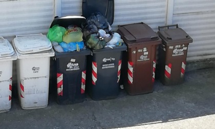 Via Montanara: da 25 giorni non ritirano i rifiuti