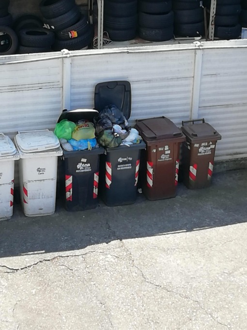Via Montanara: da 25 giorni non ritirano i rifiuti