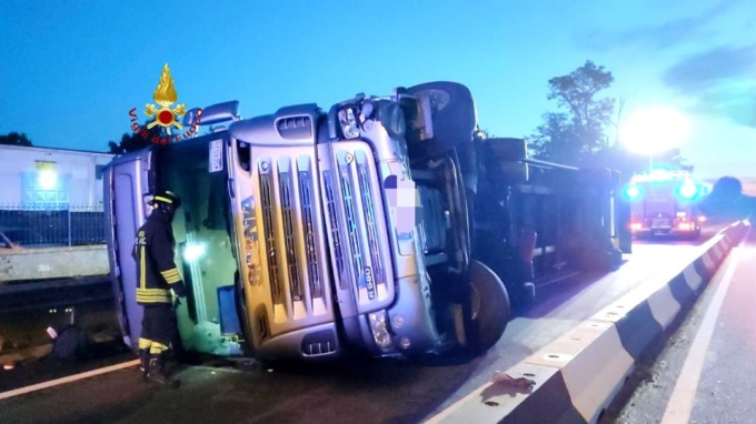 Camion capovolto sulla tangenziale ovest all’altezza del Carrefour